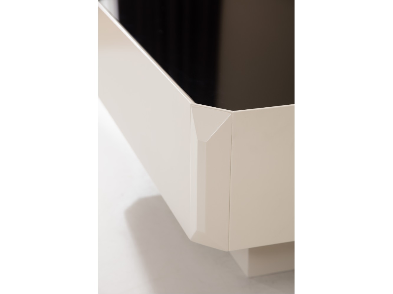 605 - 305 Cream Black Glass Set Of 2